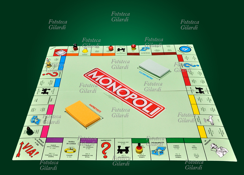 MONOPOLI Tabellone con pedine, carte probabilità e imprevisti del gioco da tavolo Monopoli, tra i più famosi al mondo. scopo del gioco è guadagnare denaro mediante un\