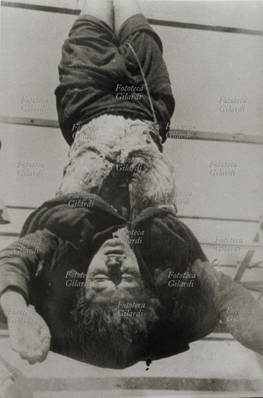 II GUERRA MONDIALE il corpo di Claretta Petacci (28 febbraio 1912 – 28 aprile 1945) appeso in Piazzale Loreto, con quello di Benito Mussolini e dei gerarchi fascisti a lui più vicini, catturati e giustiziati dai partigiani sulla via della fuga, ormai inoffensivi, esposti in Piazzale Loreto per rappresentare pubblicamente e definitivamente la fine dell\