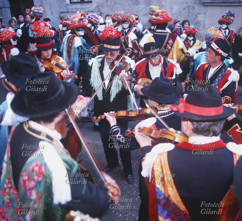 CARNEVALE DI BAGOLINO La Compagnia dei suonatori del carnevale di Bagolino, composta da violini, chitarre e bassetto, accompagna la danza rituale dei \