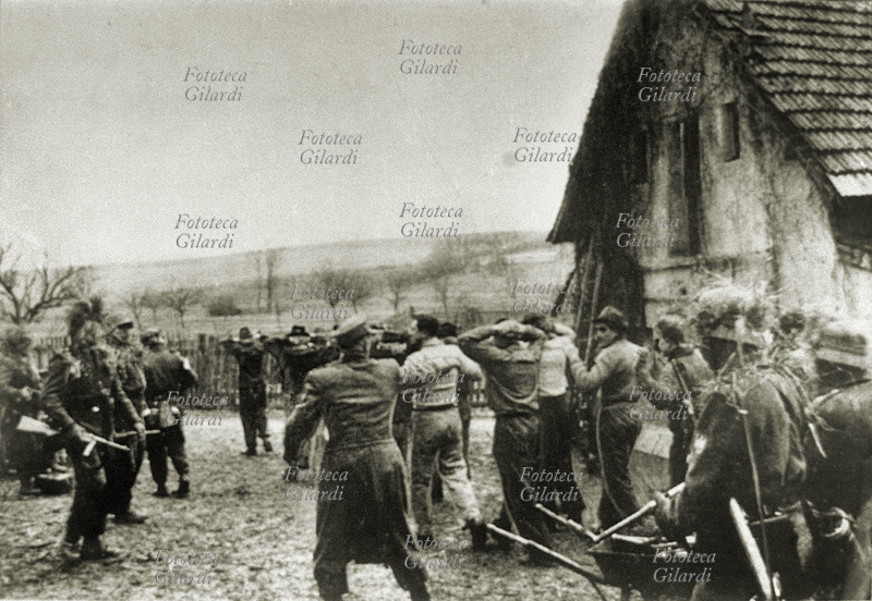 RESISTENZA Rastrellamento di partigiani da parte di militari tedeschi in una località del Piemonte. Fotografia spontanea, Italia 1944 - 1945