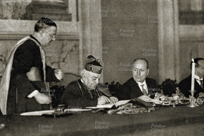 PATTI LATERANENSI Il Cardinale Gasparri, per il Vaticano, sottoscrive i Patti Lateranensi. Vaticano, 11 febbraio 1929