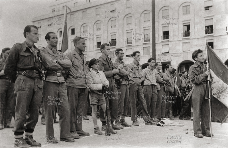 RESISTENZA aprile 1945 Genova: la prima celebrazione partigiana, in Piazza della Vittoria, subito dopo la Liberazione.
