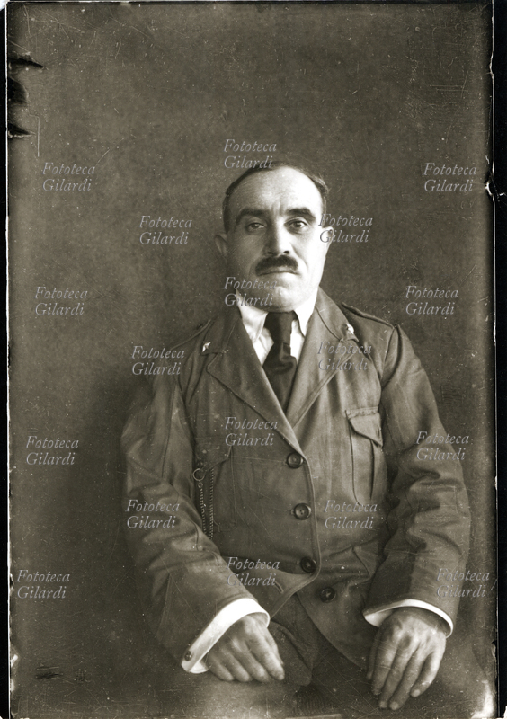 RITRATTO maschile, in divisa da ferroviere (o altro tipo di impiego statale) con mansione non indicata. Dal taschino della giacca pende la catena di un orologio tenuto in apparenza come strumento di lavoro. Stampa a contatto da lastra fotografica, Italia 1910 circa.