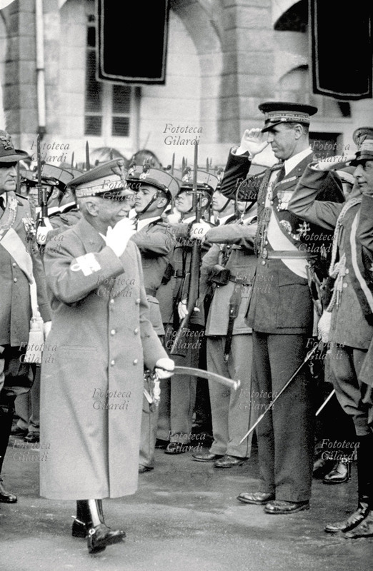 VITTORIO EMANUELE III passa in rivista il 3ø Batt. Allievi, comandati da SAR il Duca D\