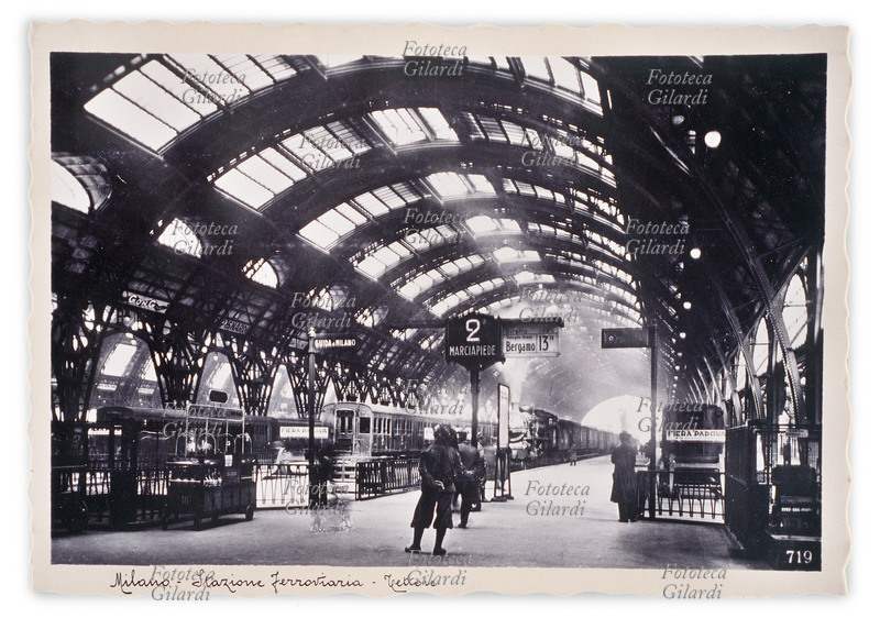 MILANO Stazione Centrale, interno. Tettoie al binario 2. Cartolina fotografica, Milano, 1941
