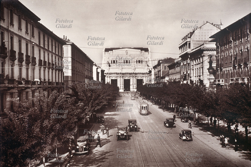 MILANO Via Vittor Pisani, al termine appare la Stazione Centrale. Traffico di tram e automobili. Cartolina fotografica, Milano 1938