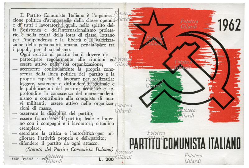 PCI La tessera del Partito Comunista Italiano 1962. I profili della stella e della falce e martello si sovrappongono ai colori abbozzati della bandiera rossa e del tricolore. In quarta pagina una citazione dallo Statuto del Partito: "Il Partito Comunista Italiano è l\
