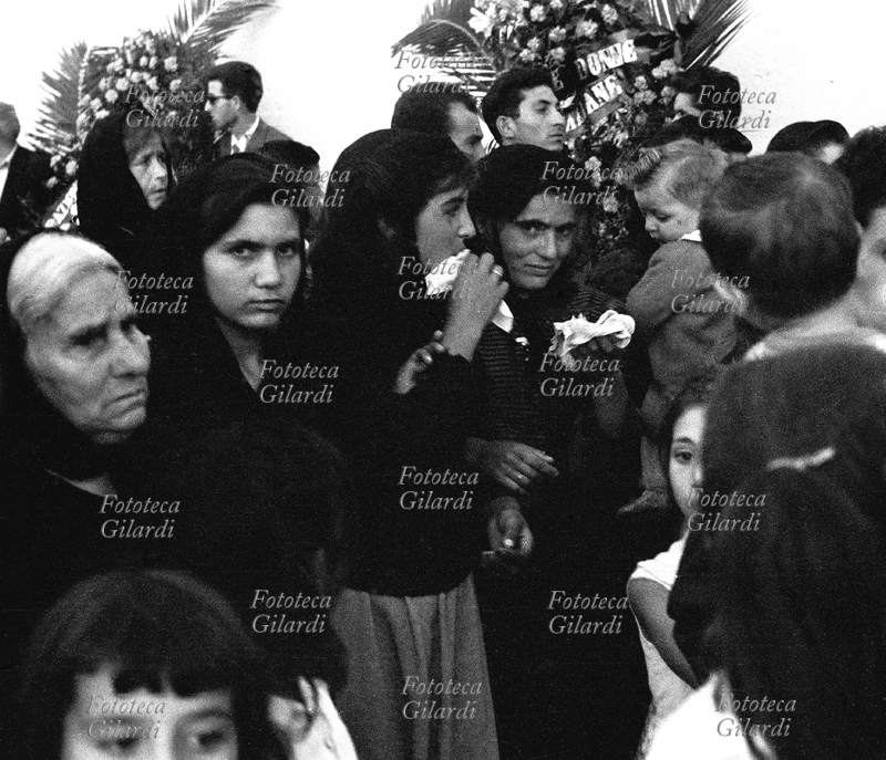 SAN DONACI Donne in nero e bambini seguono le bare portate a spalla dagli uomini al funerale delle vittime dell\