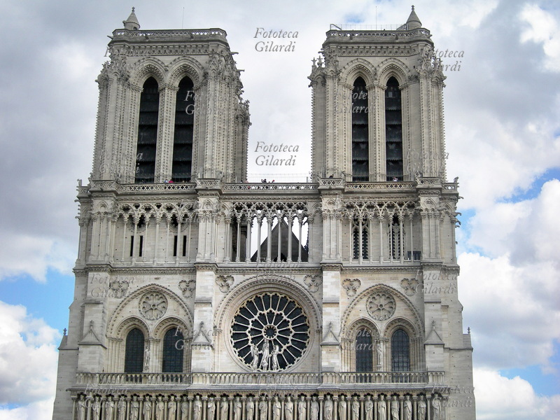 NOTRE DAME Veduta delle torri, la Cattedrale Metropolitana di Notre-Dame, fu edificata fra il 1163 e il 1250 in stile gotico per iniziativa del vescovo Maurice de Sully, poi variamente restaurata e modificata fino alla metà del XIV secolo, assumendo l\
