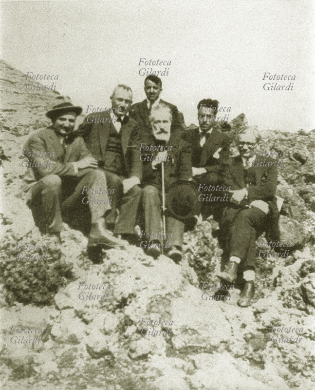 ANTIFASCISMO Isola di Ustica: un gruppo di confinati politici antifascisti. Al centro con barba bianca e bastone Giuseppe Massarenti (8 aprile 1867 – 31 marzo 1950), dietro di lui Giuseppe Romita (7 gennaio 1887 – 15 marzo 1958) ed altri. Italia, 1927.