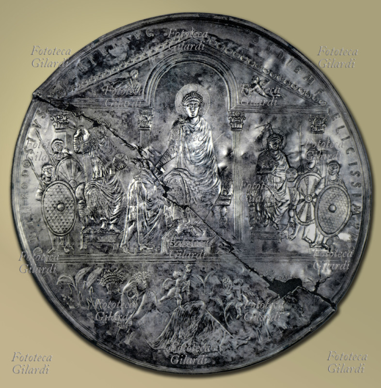 TEODOSIO I (Flavio Teodosio 347-395) Missorium in argento, al centro la raffigurazione dell\