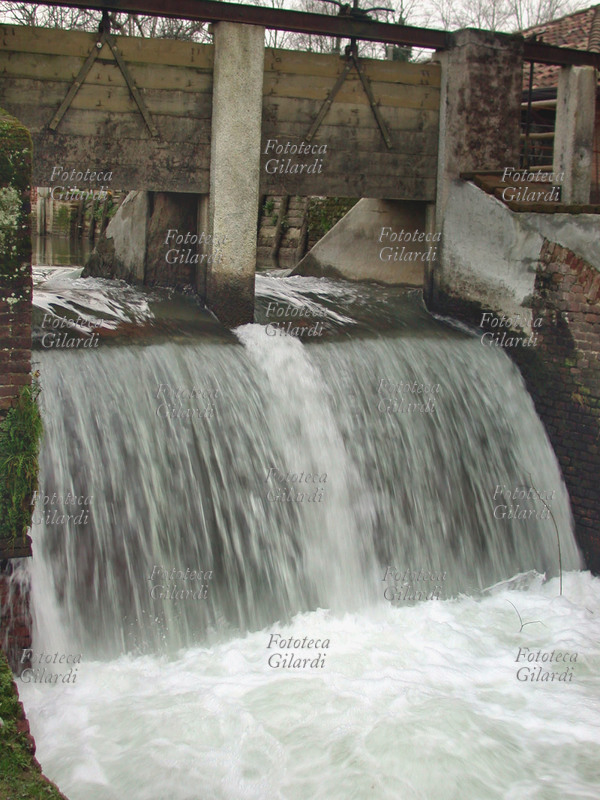 IRRIGAZIONE Chiuse leonardesche del naviglio che giunge al Mulino di Leonardo o di Mora Bassa di Vigevano (PV). Il Mulino è oggi di proprietà dell\