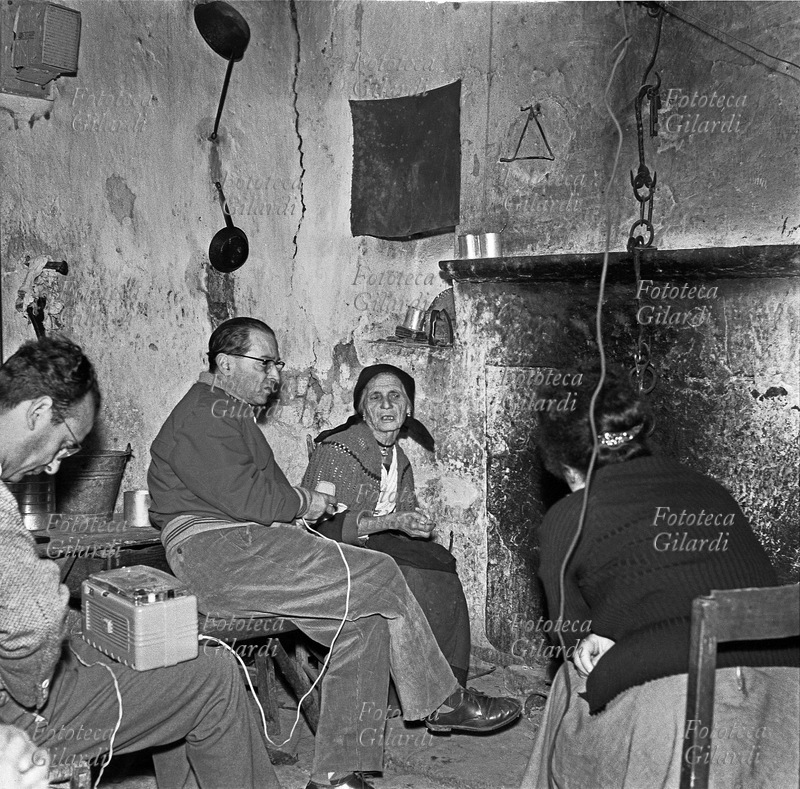 CASTELSARACENO (o Albano di Lucania, PZ) un momento del lavoro della spedizione documentaria condotta dal 15 maggio al 4 giugno 1957 in Lucania dal Professor Ernesto De Martino (1908 - 1965) e la sua équipe, poi descritta nel libro \
