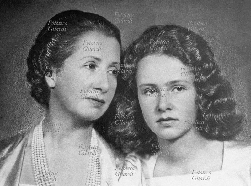 Giuseppina CRESPI, nata Giuseppina Fossati Bellani, vedova Figari, moglie di Aldo Crespi (1885-1976) industriale e comproprietario del Corriere della Sera, con la figlia Giulia Maria (6 giugno 1923). Ritratto fotografico di Ghitta Carell (20 settembre 1899 – 18 gennaio 1972), fotografa ufficiale dei reali d\