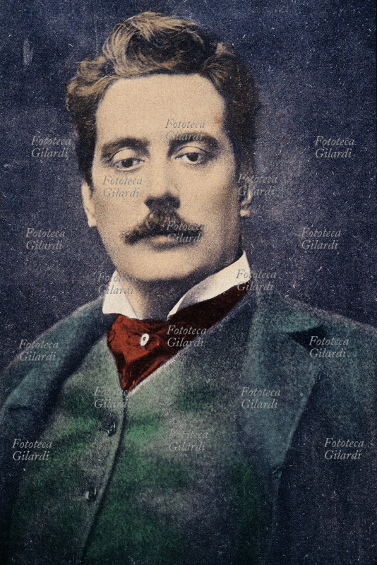 Giacomo PUCCINI (1858-1924), ritratto frontale a mezzo busto, del musicista compositore. Fotocollografia colorata S.E.C., Torino 1900 circa.