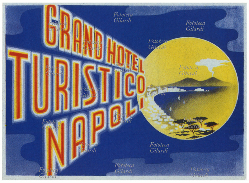 TURISMO Etichetta pubblicitaria del Grand Hotel Turistico di Napoli. Fotolitografia, 1930 circa.