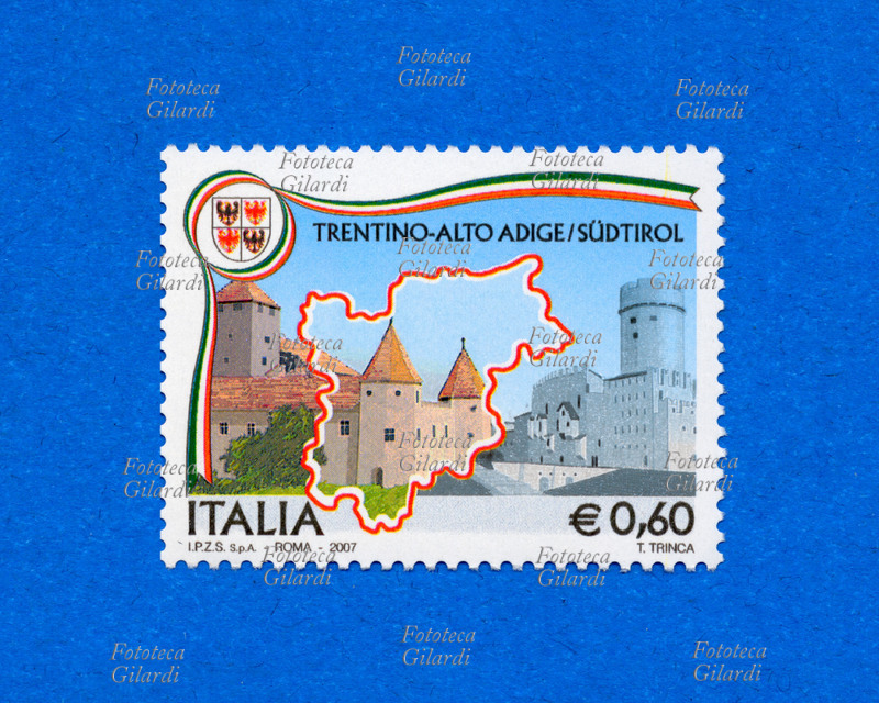 ITALIA francobollo commemorativo della serie "Regioni Italiane" emessa dalle Poste italiane, dedicato al Trentino-Alto Adige/Südtirol. Il profilo della regione si sovrappone a una rappresentazione del Castel Mareccio di Bolzano e del Castello del Buonconsiglio di Trento. Disegno di Tiziana Trinca, valore nominale 0,60 euro, stampa: rotocalco, I.P.Z.S. Roma. Italia, emissione del 16 marzo 2007