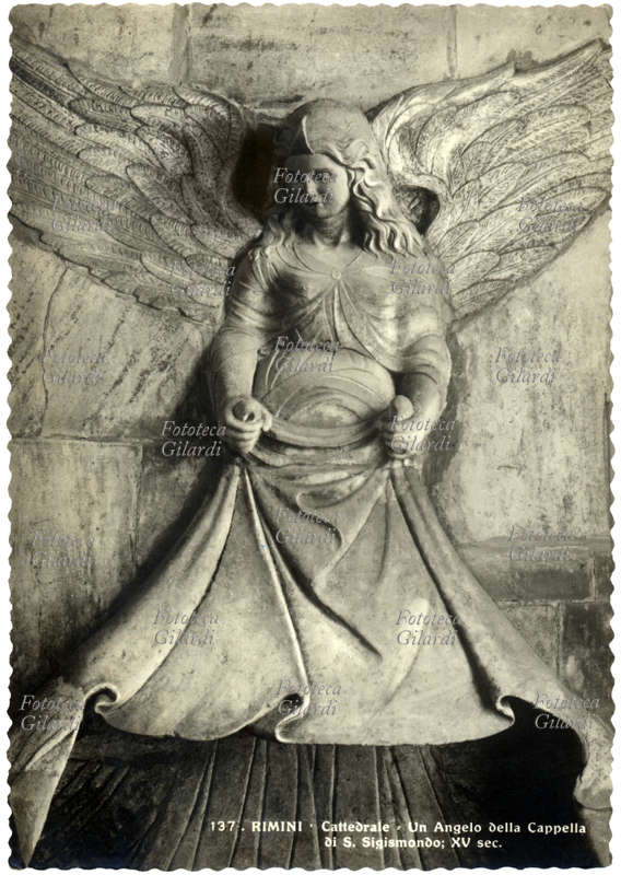 ANGELO REGGICORTINA, dettaglio dai bassorilevi laterali nella cappella di San Sigismondo (o cappella delle Virtù teologali) della cattedrale di Rimini, opera di Agostino di Duccio (1418 – 1481 circa) eseguita dopo il 1450. Cartolina postale fotografica, Italia circa 1962.