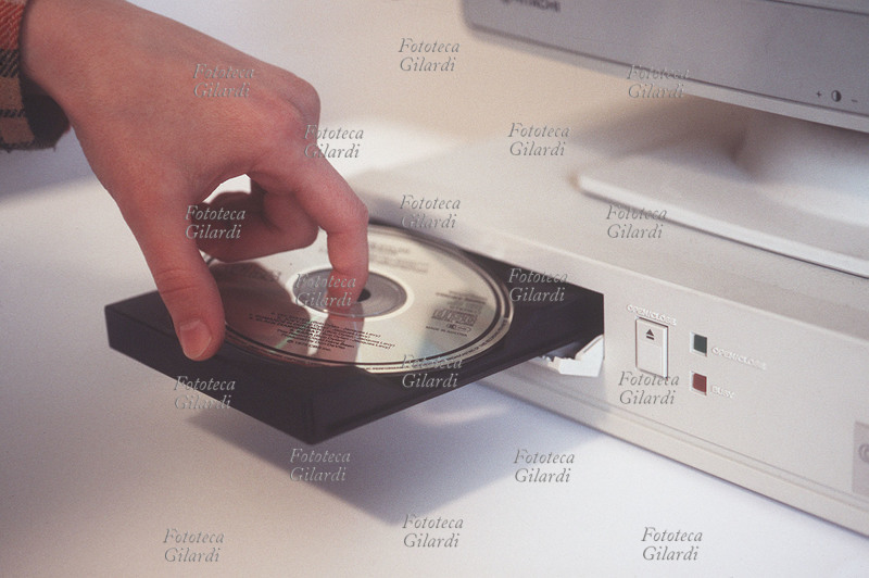 COMPUTER Compact-Disc, supporto di memoria digitale removibile ad accesso veloce; il disco può archiviare contenuti testuali o multimediali fino a 700 MB, una quantità immensamente superiore ai 2 MB dell\