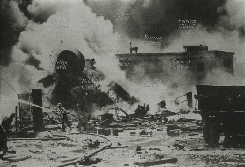 II GUERRA MONDIALE Bari: il porto dopo un massiccio bombardamento tedesco. I pompieri tra le macerie cercano di spegnere le fiamme. 2 dicembre 1943