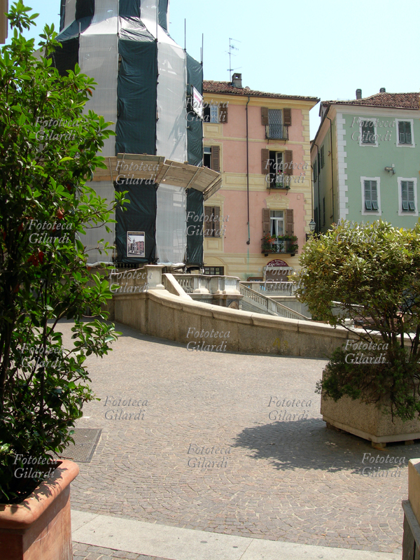 ACQUI TERME scorcio dallentrata laterale di Piazza della Bollente, la fonte dacqua sulfurea è detta La Bollente perché raggiunge la temperatura di 75°; in primo piano la fontana e il ponteggio che copre ledicola-tempietto in stile eclettico realizzata nel XIX secolo dallingegnier Ceruti ed in restauro al momento della ripresa. Un intervento dellamministrazione comunale trasformò radicalmente tra il 1870 ed il 1880 lantichissima area sorta intorno alla fonte omonima demolendo anche il Ghetto. Fotografia di Patrizia Piccini, 2006