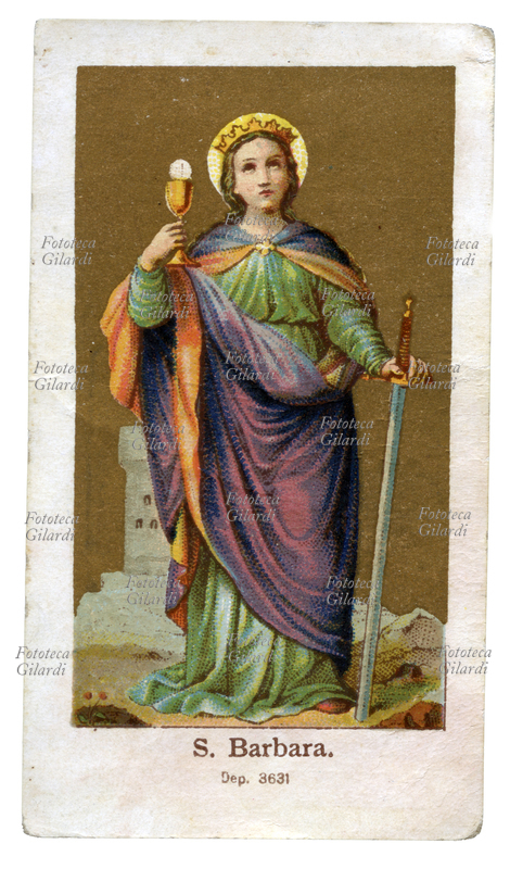 SANTA BARBARA (273-306 circa) patrona di minatori, artiglieri, vigili del fuoco e di quanti vivono in pericolo di morte improvvisa. Vissuta nel III secolo a Nicomedia, fu rinchiusa dal padre in una torre per preservarne la bellezza; la giovane seguì la madre nella conversione al cristianesimo e fu per questo denunciata dal padre Dioscoro, che venne obbligato dal magistrato ad eseguire personalmente la condanna a morte per decapitazione, dopo due giorni di atroci torture. Secondo la leggenda, il padre pagano eseguì la sentenza sulla figlia martoriata, ma subito dopo rimase vittima di un fulmine, interpretato come punizione divina. Ricorrenza 4 dicembre. Immaginetta cromolitografica, Germania fine del XIX secolo