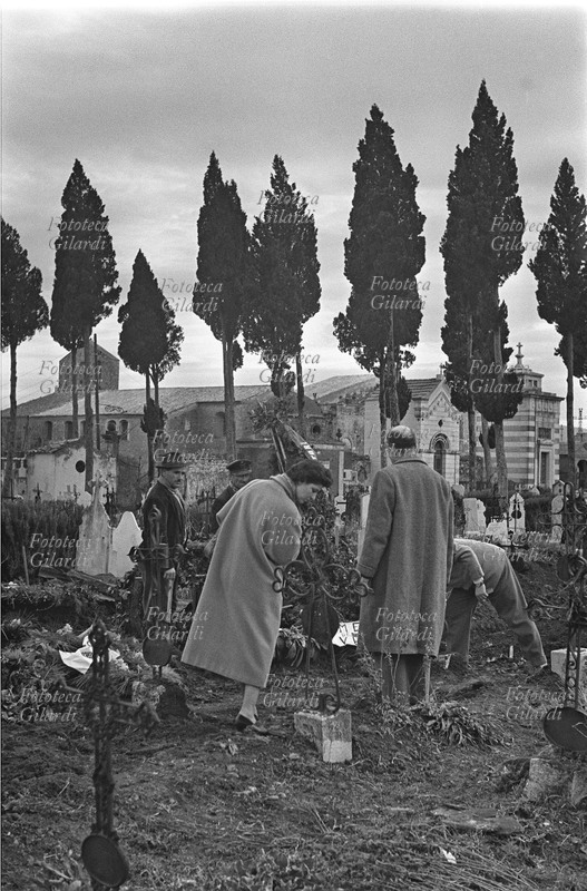 ITALIA Venosa, il cimitero dove fu seppellito Rocco Girasole, appena dopo il funerale. Fotografia di Ando Gilardi (1921-2012) #andogilardi, parte di un ampio servizio realizzato per \