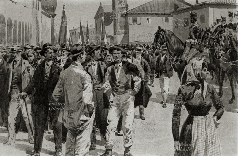 MOTI CONTADINI Bologna, Molinella. La piazza occupata militarmente. Italia, giugno 1901.