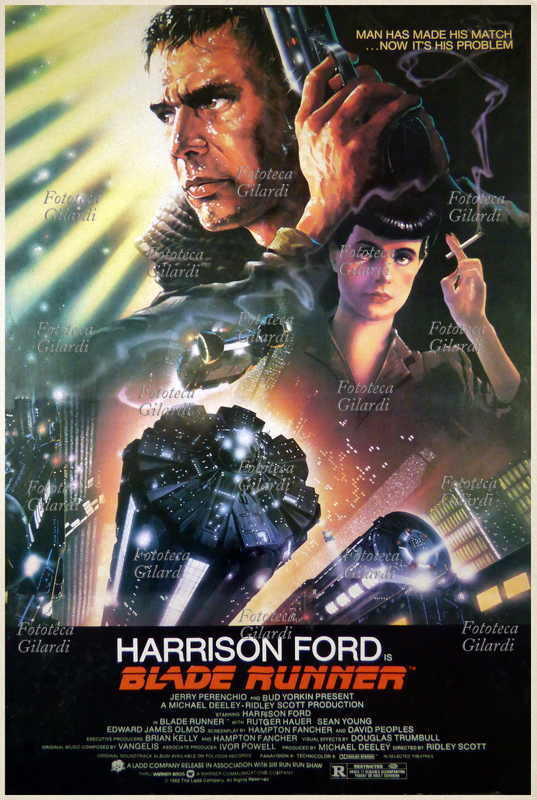 FANTASCIENZA manifesto del film "Blade Runner" diretto da Ridley Scott e interpretato da Harrison Ford, Rutger Hauer, Sean Young, Edward James Olmos e Daryl Hannah. La sceneggiatura, scritta da Hampton Fancher e David Webb Peoples, è liberamente ispirata al romanzo del 1968 "Il cacciatore di androidi" (Do Androids Dream of Electric Sheep?) di Philip K. Dick. Warner Bros., Stati Uniti d\
