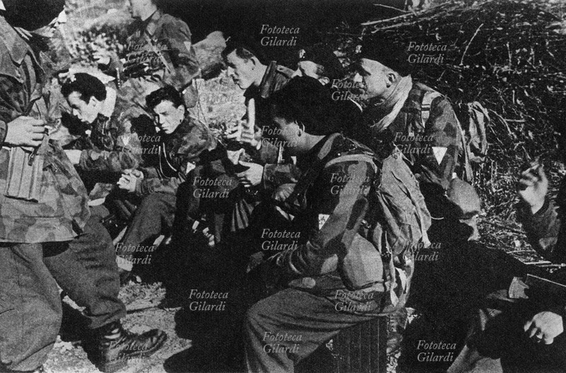 II GUERRA MONDIALE Repubblica Sociale Italiana, una Brigata Nera fiorentina si ripara in durante un rastrellamento di partigiani sull\