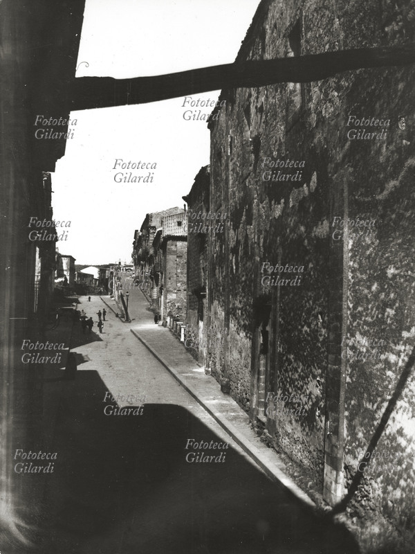 Giovanni VERGA (1840-1922) Sicilia. Via della Maddalena a Vizzini. Fotografia di Giovanni Verga, 1892