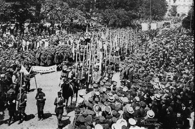 POLONIA Difesa della città dalle armate rosse: sfilata di contadini con le falci. Varsavia agosto 1920