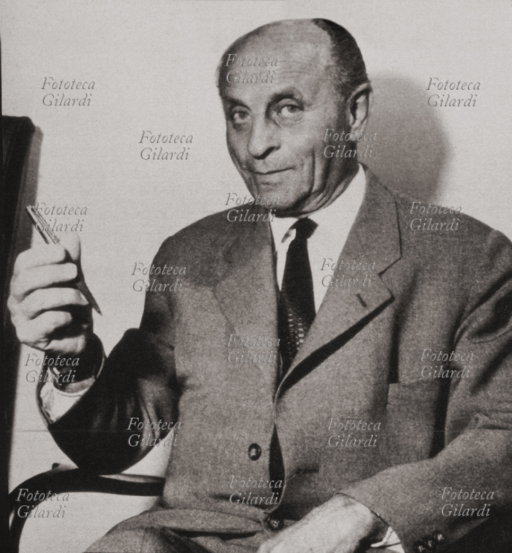 INVENZIONI Laslo Biro tiene in mano la penna a sfera che poi fu lanciata sul mercato nel 1942 con il nome di \