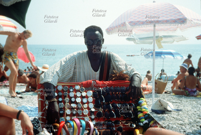 COMMERCIO Ambulante africano vende orologi e accessori d\