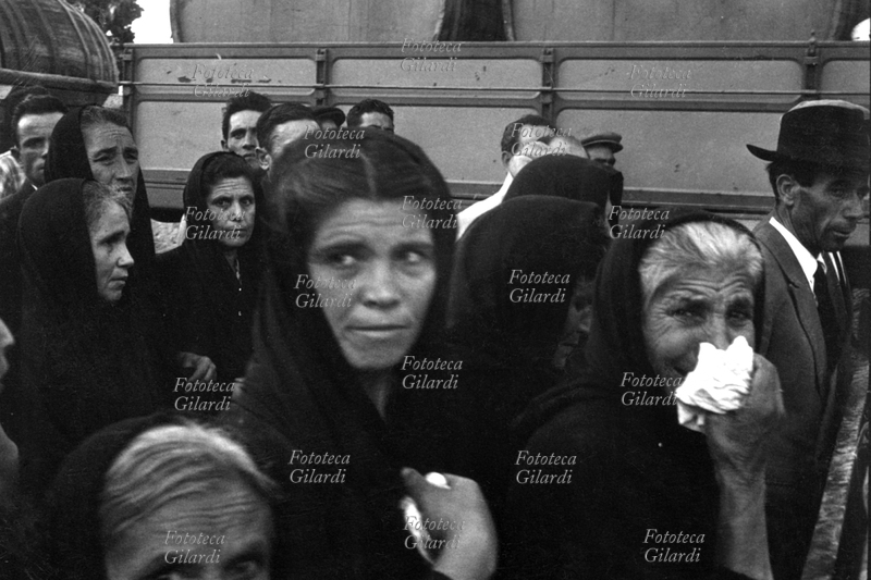 SAN DONACI Il pianto delle donne al funerale delle vittime dell\