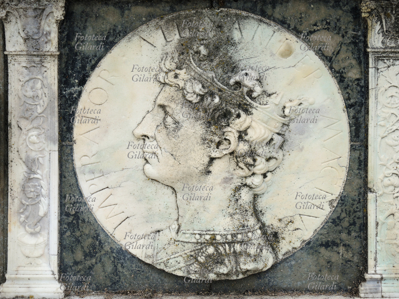 ALESSANDRO Magno (20 o 21 luglio 356 a.C. – 10 o 11 giugno 323 a.C.), militare e re di Macedonia della dinastia degli Argeadi a partire dal 336 a.C., succedendo al padre Filippo II. Dotato di ineguagliabile intelligenza militare e diplomatica, coraggio e carisma, riuscì in soli 12 anni a conquistare l\