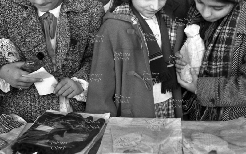 IV CONGRESSO della CGIL riunito a Roma EUR. Un gruppetto di bambine visitano la mostra di disegni, quadri, ceramiche, costruzioni, maglierie, ricami, giocattoli e quant\