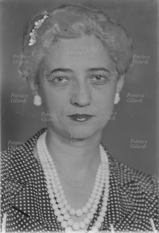Ghitta CARELL (20 settembre 1899 – 18 gennaio 1972). Fotografa ungherese naturalizzata italiana, nata a Szatmar da genitori israeliti, si trasferì giovanissima a Firenze (1924) dove iniziò la professione di fotografa. Successivamente, a Roma, fu la fotografa ufficiale dei reali d\