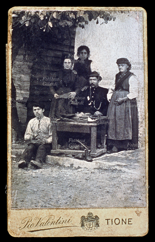 MESTIERI Calzolaio di Tione (Trento) ciabattino che ripara le calzature. L\