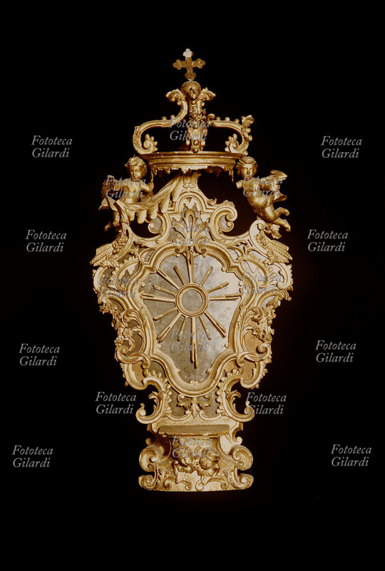 TRONETTO per calice da eucarestia in legno dorato e scolpito con fondo di specchi, secolo XVIII. Ponzone (AL), Museo Sacro, Oratorio del S.S. Suffragio