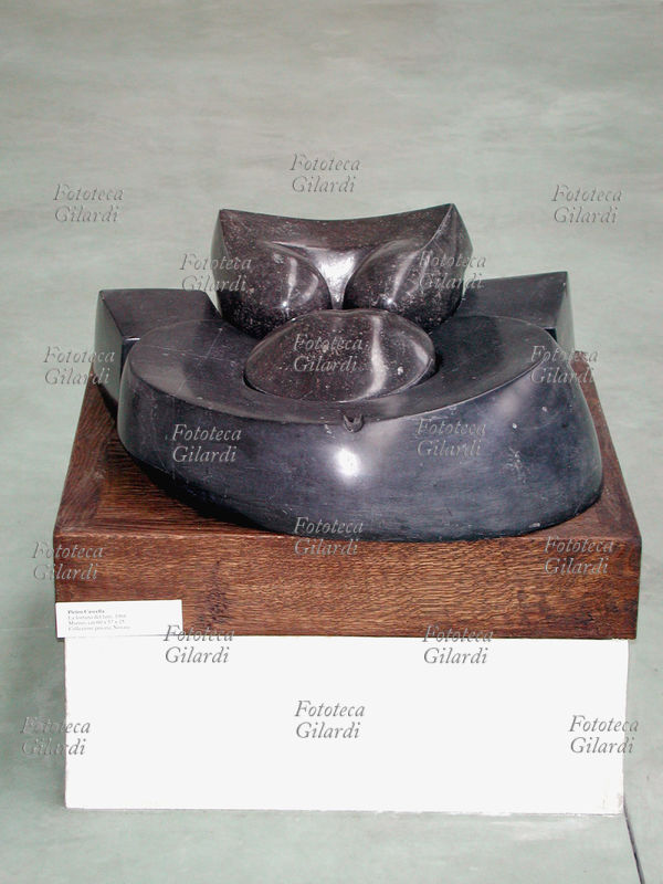 Pietro CASCELLA (1921) La fontana del latte. (1968). Marmo. Fotografia di Patrizia Piccini. Insieme, ripreso all\