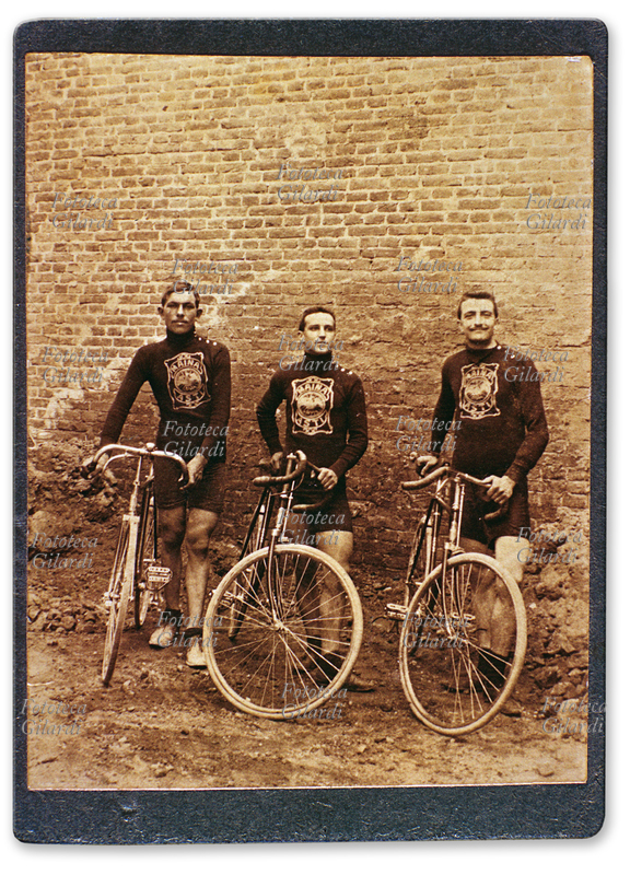 CICLISMO tre corridori sponsorizzati da Maina (Asti) posano frontalmente al fotografo. Indossano maglie sportive a collo alto, abbottonate sulla spalla. Fotografia, 1905 circa
