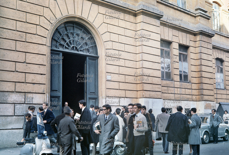 SCUOLA Studenti davanti ad un liceo. Roma, 1960