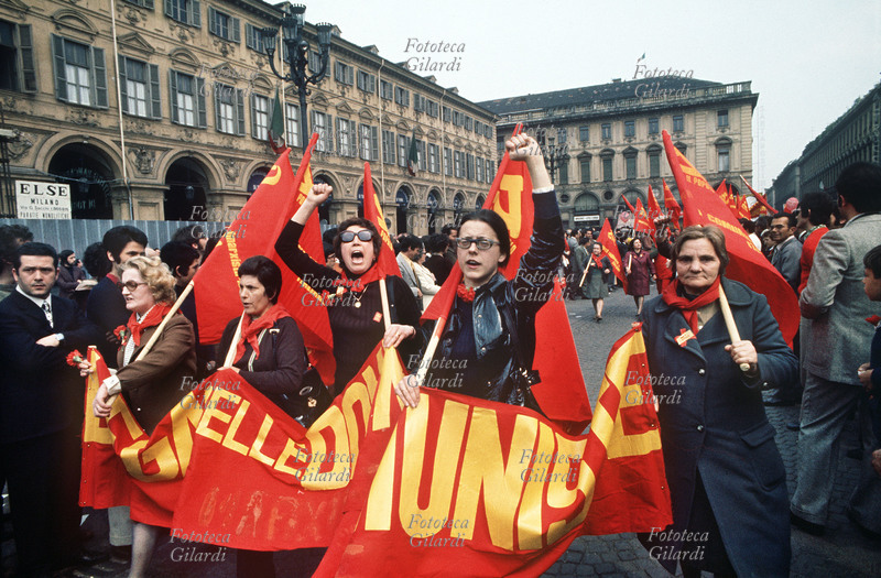 STORIA DEL MOVIMENTO OPERAIO Manifestazione commemorativa dei lavoratori per il Primo Maggio. In primo piano lo striscione delle donne comuniste. Torino, 1970 /79