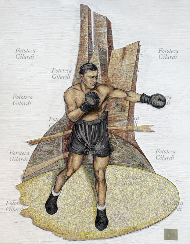 Primo CARNERA (25 ottobre 1906 – 29 giugno 1967), pugile, lottatore e attore italiano naturalizzato statunitense nel 1953. Mosaico di Piergiorgio Patrizio (1943) realizzato per volontà di Teodora Foscato, Alessandra e Ferdinando Polegato su una parete del Residence Teodora, in occasione del centenario della nascita del pugile divenuto il primo campione mondiale italiano dei pesi massimi il 29 giugno 1933. Sequals, gennaio 2006
