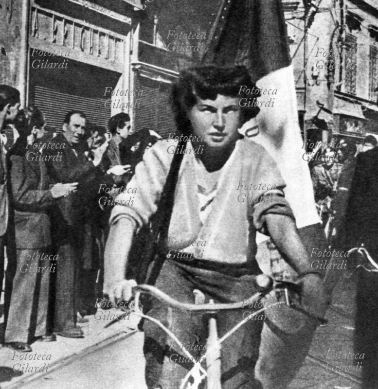 SECONDA GUERRA MONDIALE Staffetta partigiana della Brigata Diavolo, entra con la sua bicicletta a Modena liberata dall\