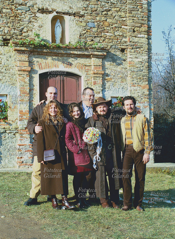 MATRIMONIO Coppia di sposi posano per una fotografia ricordo davanti alla chiesa con i testimoni, 1997