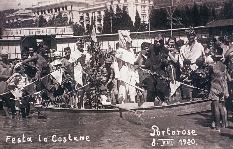 TRAVESTIMENTI festa in costume nel centro balneare e termale di Portorose, nel comune di Pirano, all\