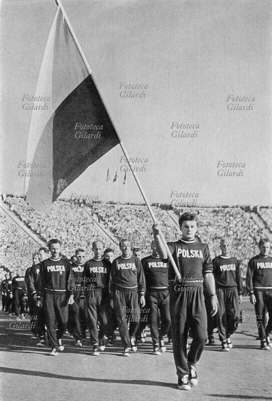 OLIMPIADI Roma 1960 La squadra polacca di atleti sfila nello Stadio Olimpico durante la cerimonia di inaugurazione. Italia, 1960.
