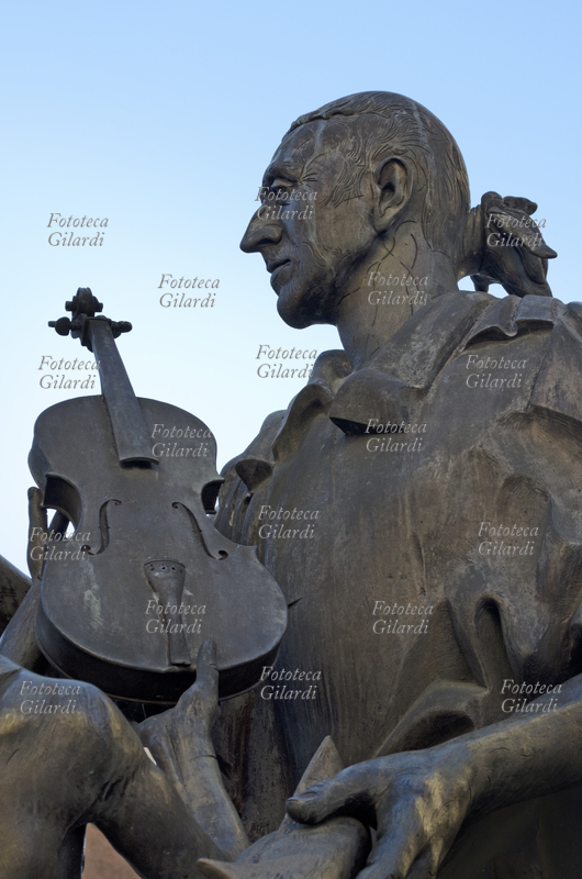 Antonio STRADIVARI (1644 – 18 dicembre 1737), liutaio di Cremona, dettaglio del gruppo scultoreo bronzeo realizzato nel 1999 dallo scultore italiano Floriano Bodini (8 gennaio 1933 - 2 luglio 2005), nell\